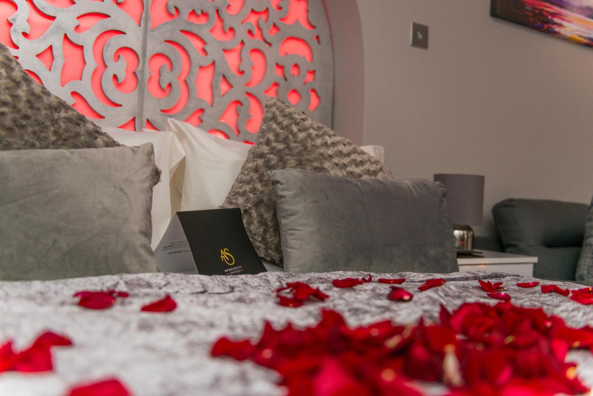 Aphrodite Suites Huddersfield Room photo