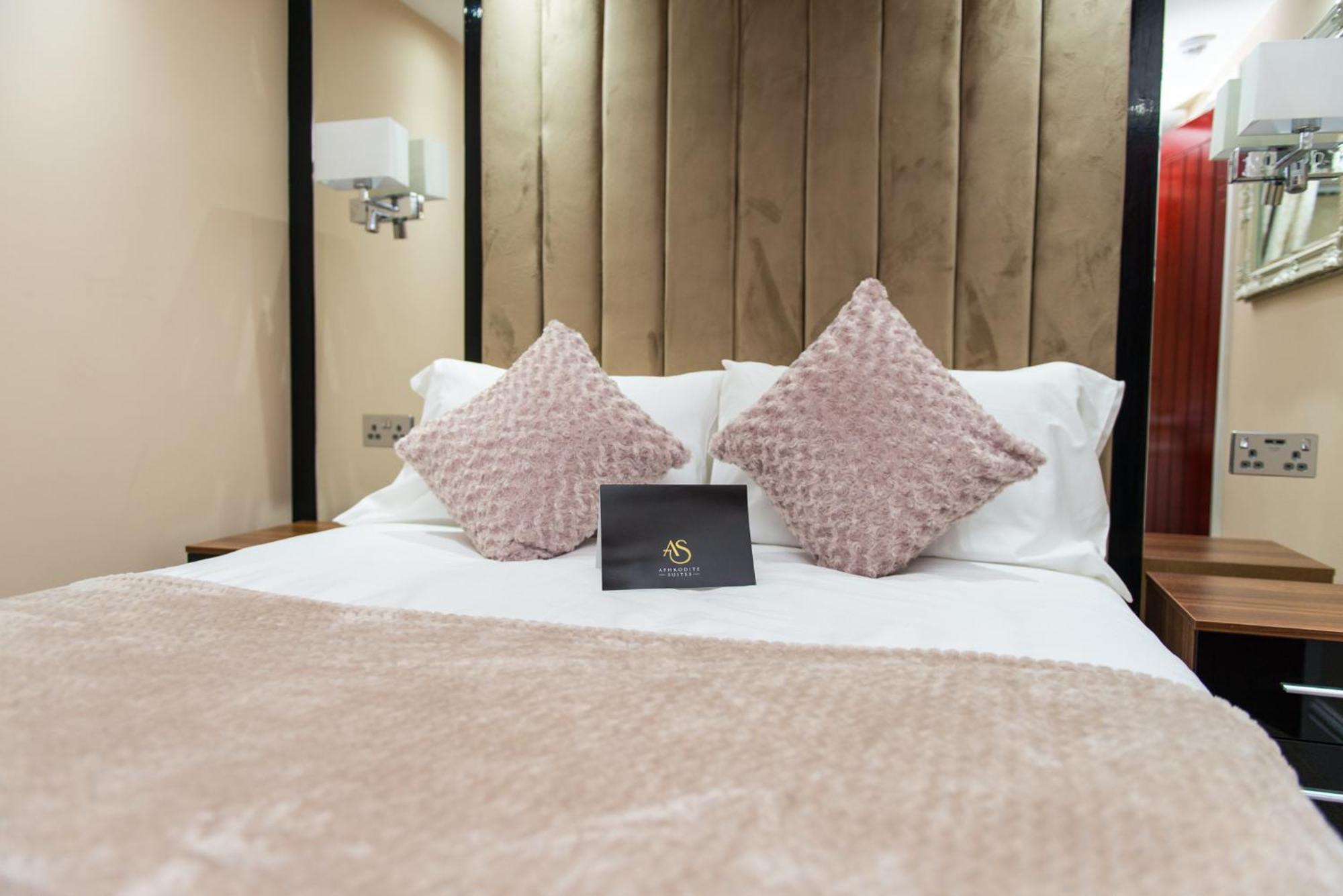 Aphrodite Suites Huddersfield Room photo