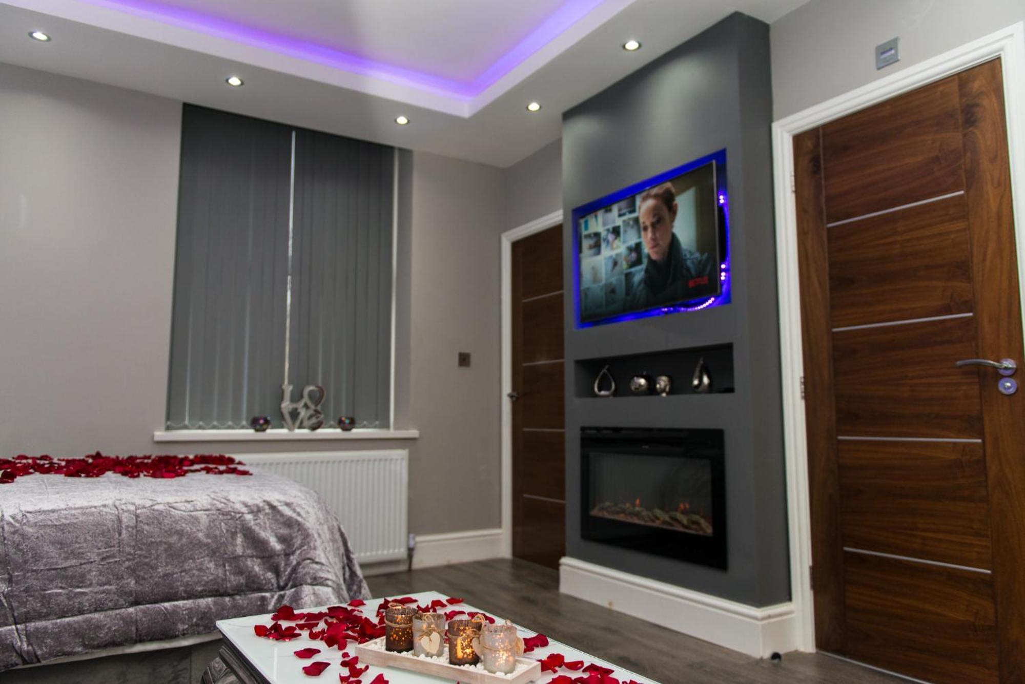 Aphrodite Suites Huddersfield Room photo