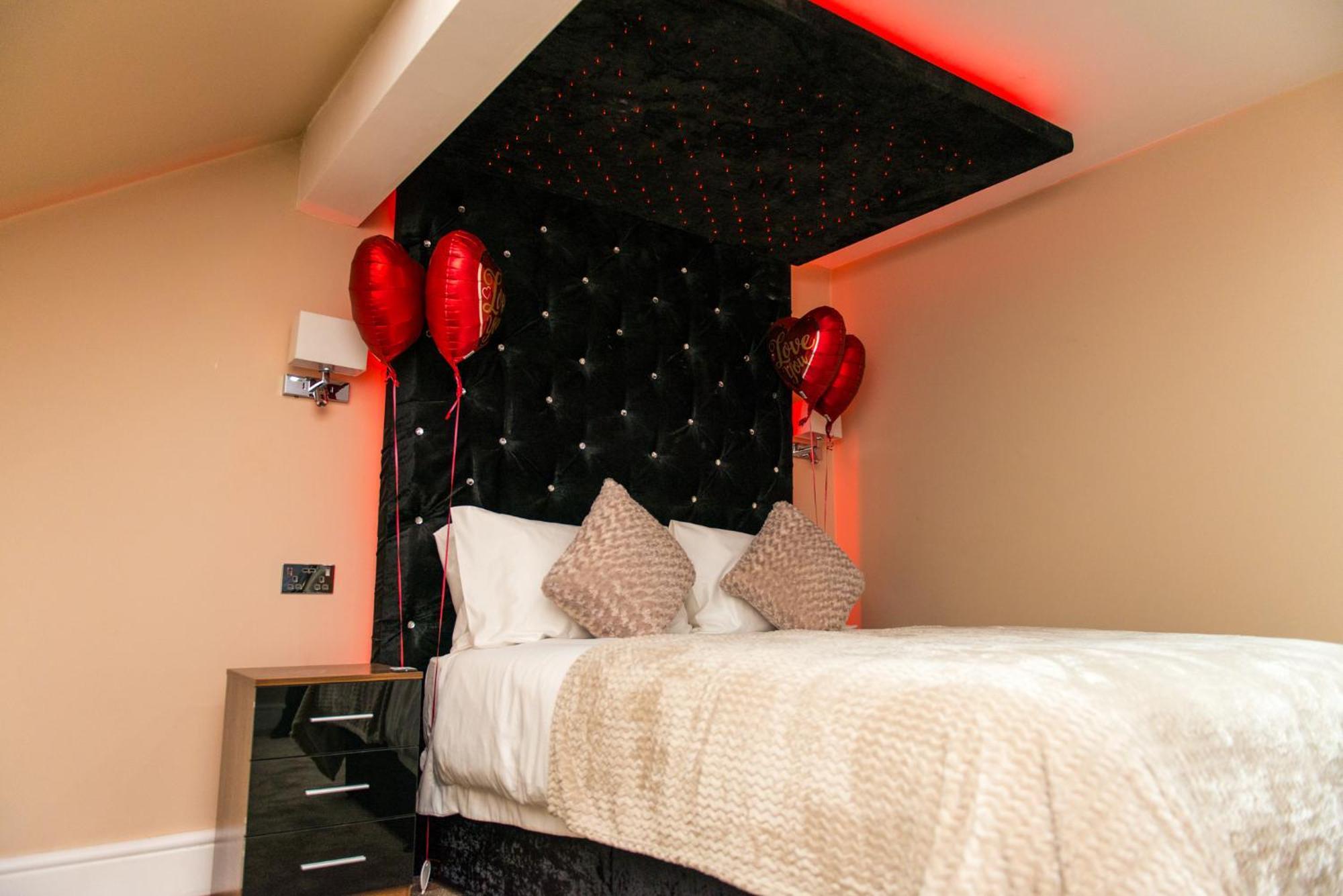 Aphrodite Suites Huddersfield Room photo